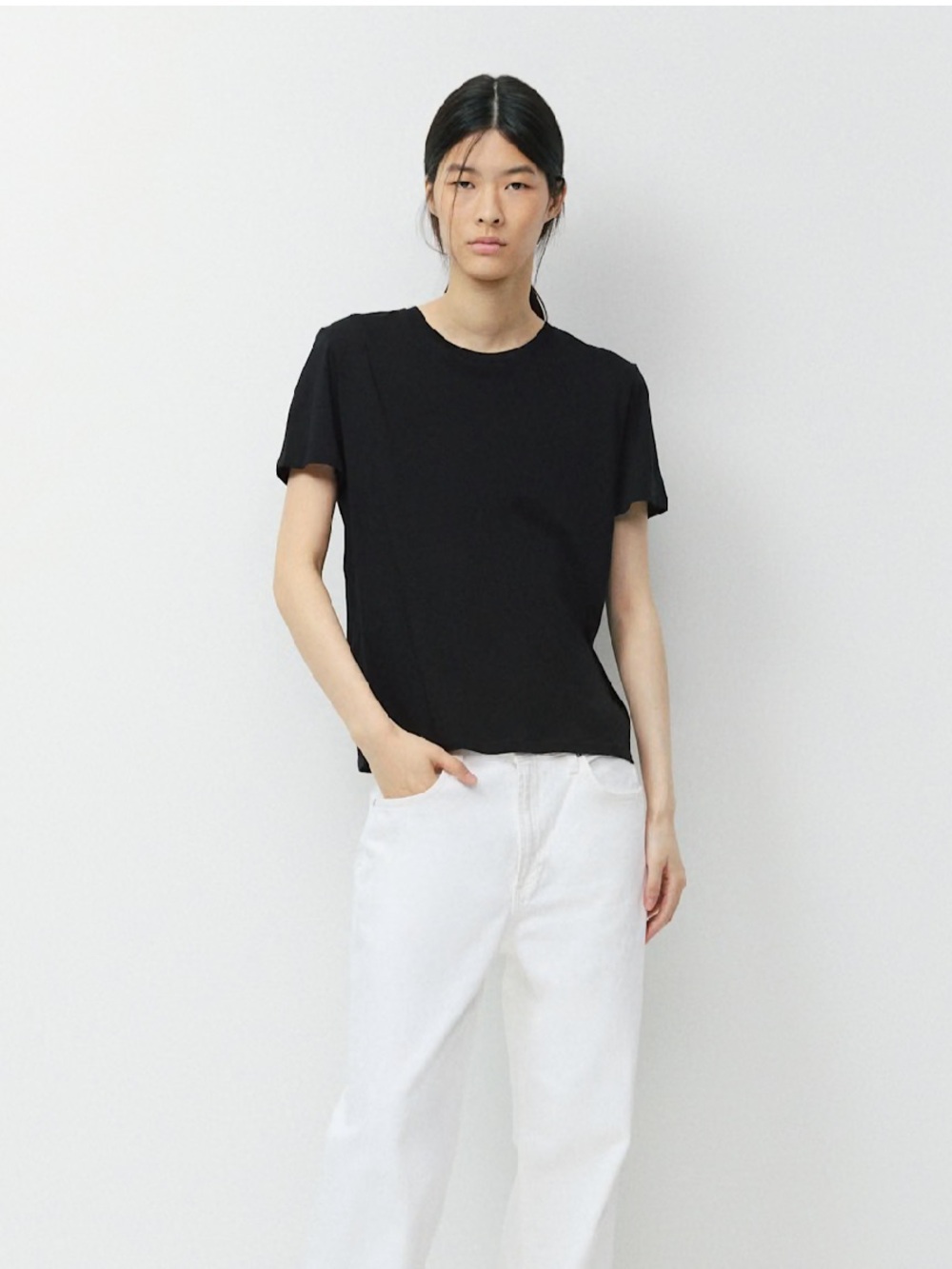 Aritzia Babaton Black T-Shirt — Classic Clean Finish